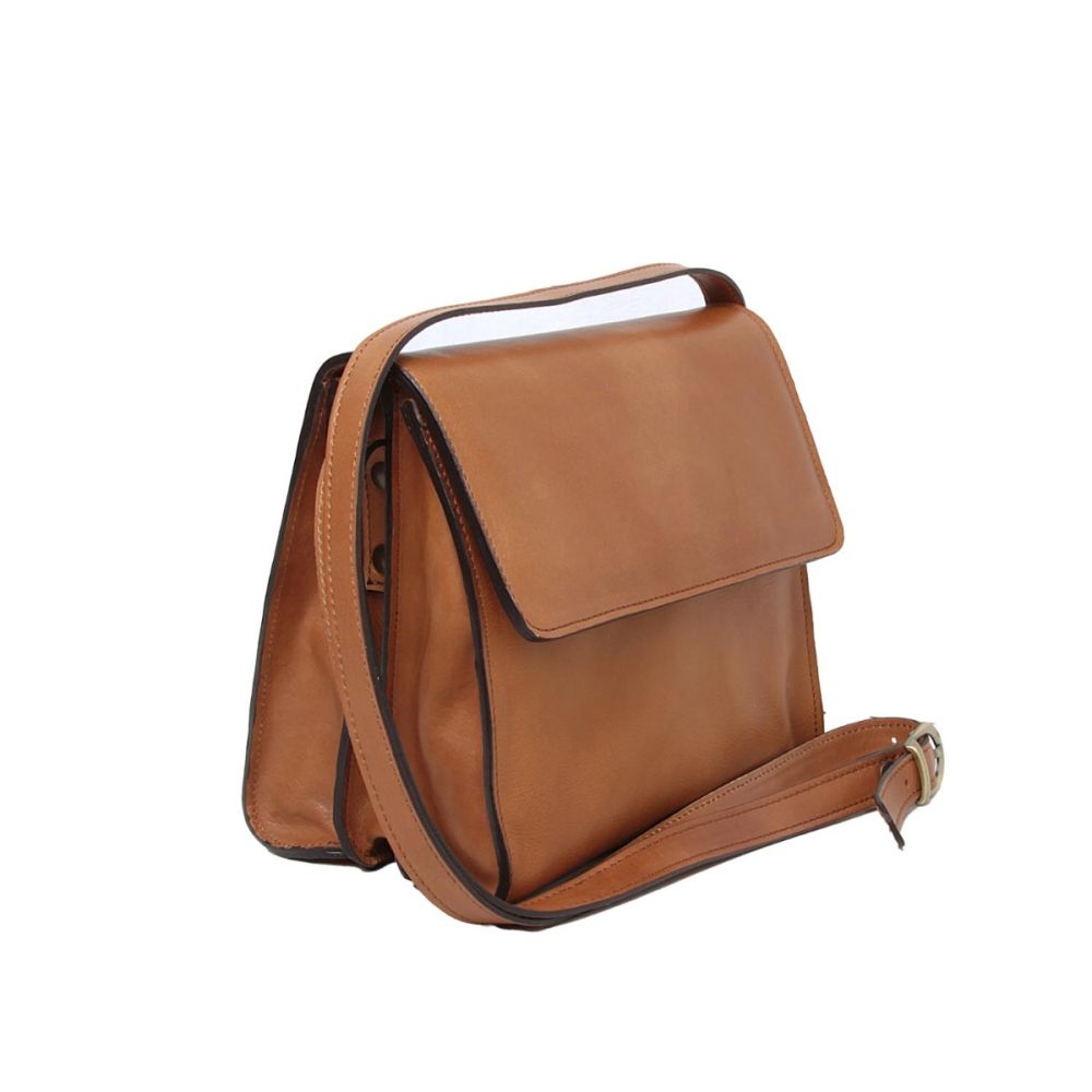 Borsa tracolla in pelle marrone con patta frontale, tracolla regolabile e fibbia