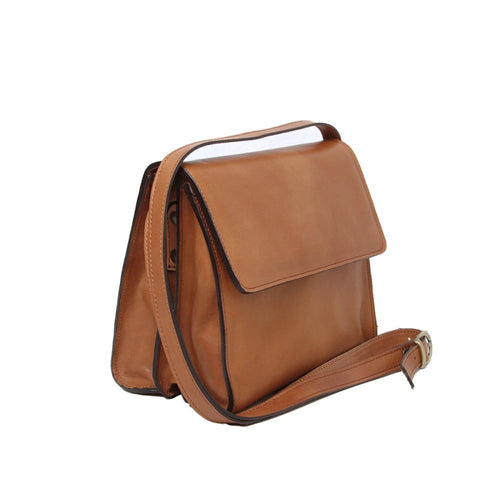 Borsa tracolla in pelle marrone con patta frontale, tracolla regolabile e fibbia