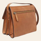 Borsa a tracolla in vitello cognac con tasca frontale con zip e doppia tracolla
