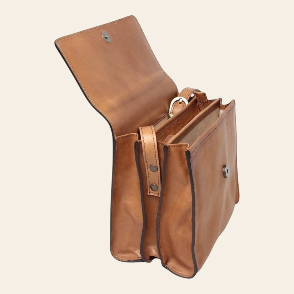 Borsa a tracolla in vitello cognac aperta con interno visibile e tasche con fodera