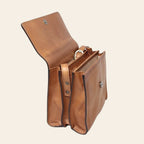 Borsa a tracolla in vitello cognac aperta con interno visibile e tasche con fodera