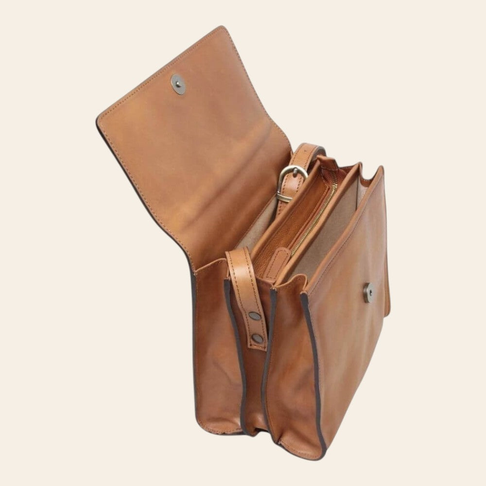 Borsa a tracolla in vitello cognac vista laterale con pattina e dettagli in metallo