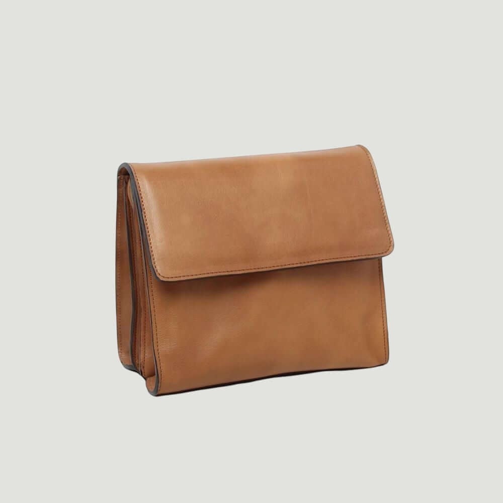 Borsa a tracolla in cuoio con patta e bordo laterale, fibbia in metallo