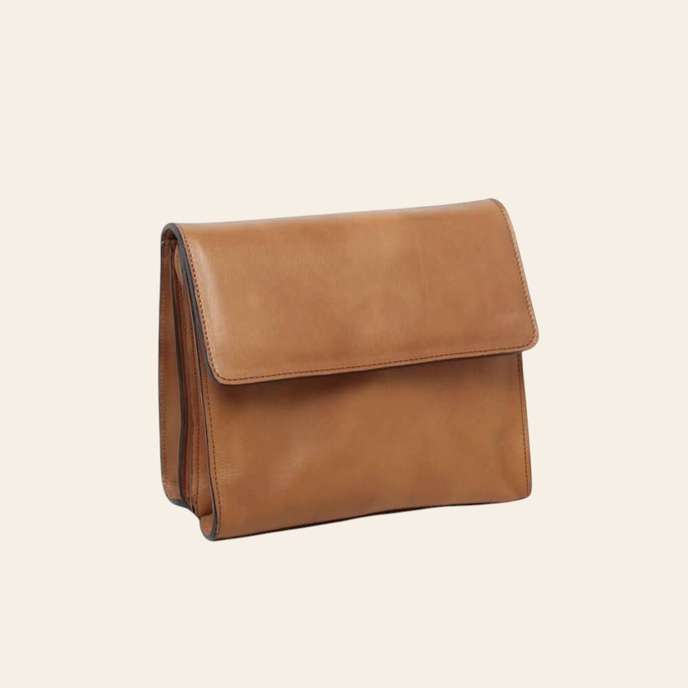 Borsa a tracolla in vitello marrone con patta e bordo sagomato, tracolla fissata sul retro