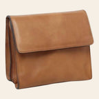 Borsa a tracolla in vitello marrone con patta e bordo sagomato, tracolla fissata sul retro