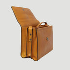 Borsa a tracolla ocra in vitello pieno fiore aperta con interni e tasche.