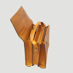 Borsa a tracolla ocra in vitello pieno fiore aperta con organizer e tasche interne.