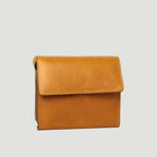 Borsa a tracolla ocra in vitello pieno fiore con patta frontale e cuciture.