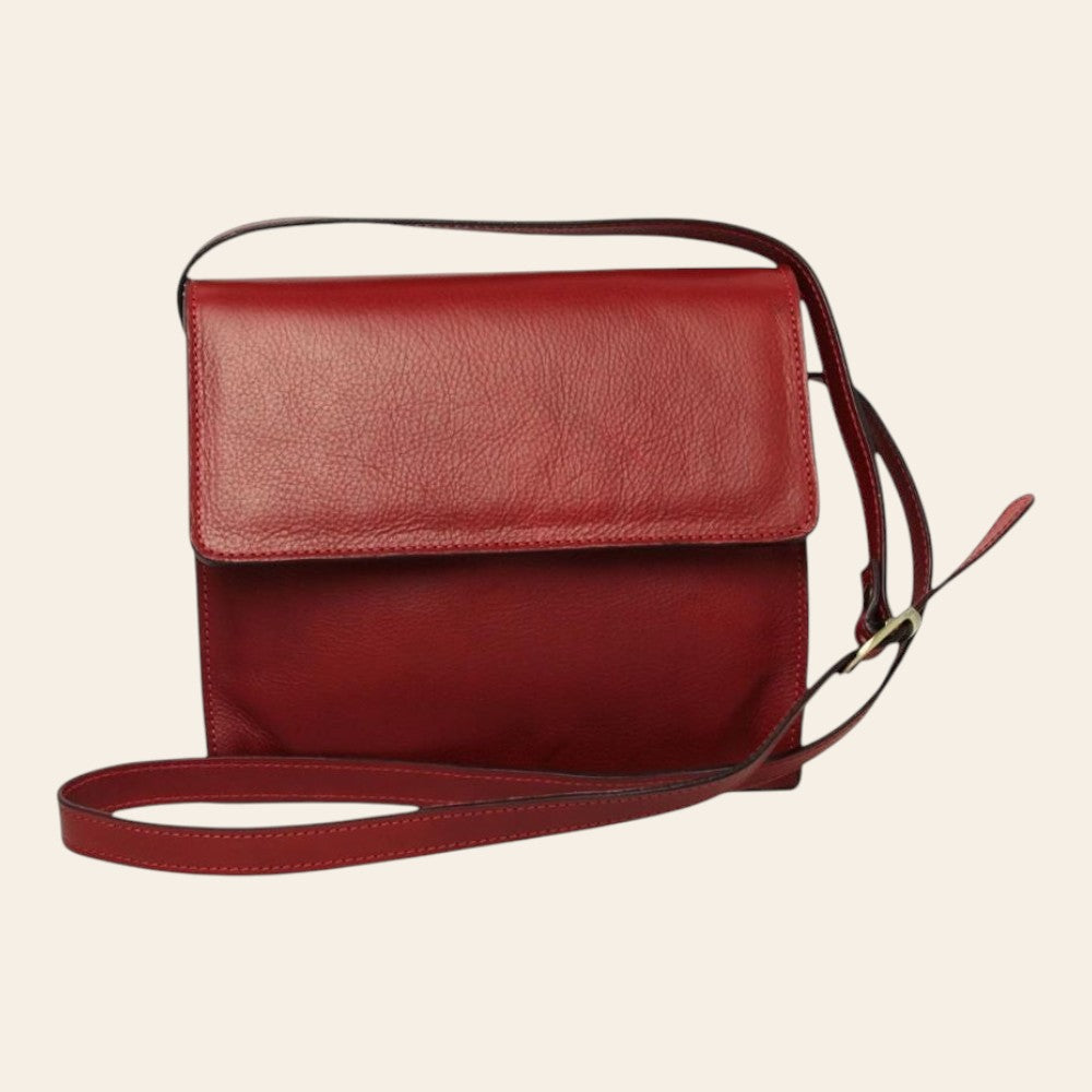 Borsa a tracolla in vitello rosso con patta e tracolla