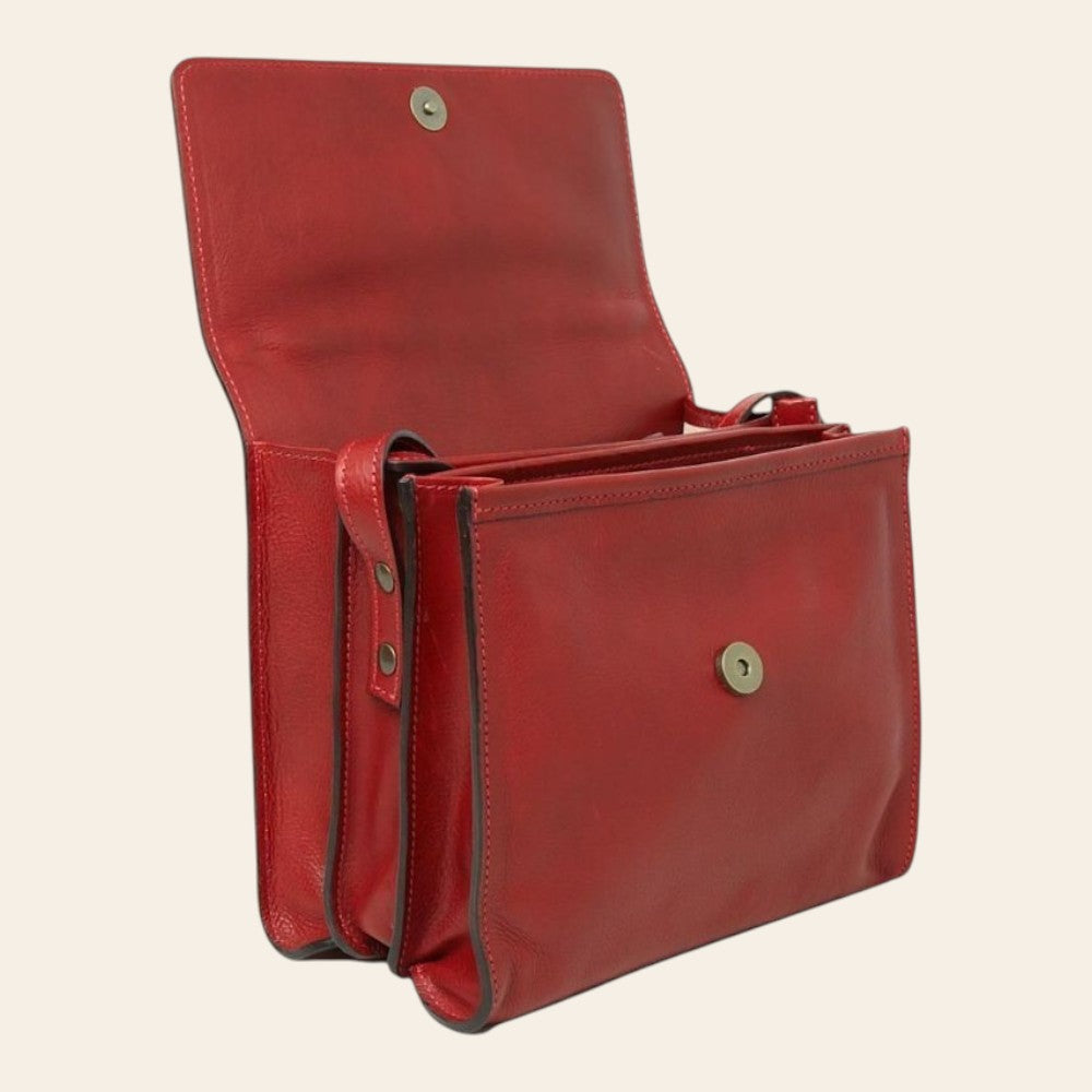 Borsa a tracolla rossa aperta con vano interno e chiusure a bottone