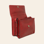 Borsa a tracolla rossa aperta con vano interno e chiusure a bottone
