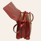 Borsa a tracolla rossa aperta con interni beige e tasche con zip