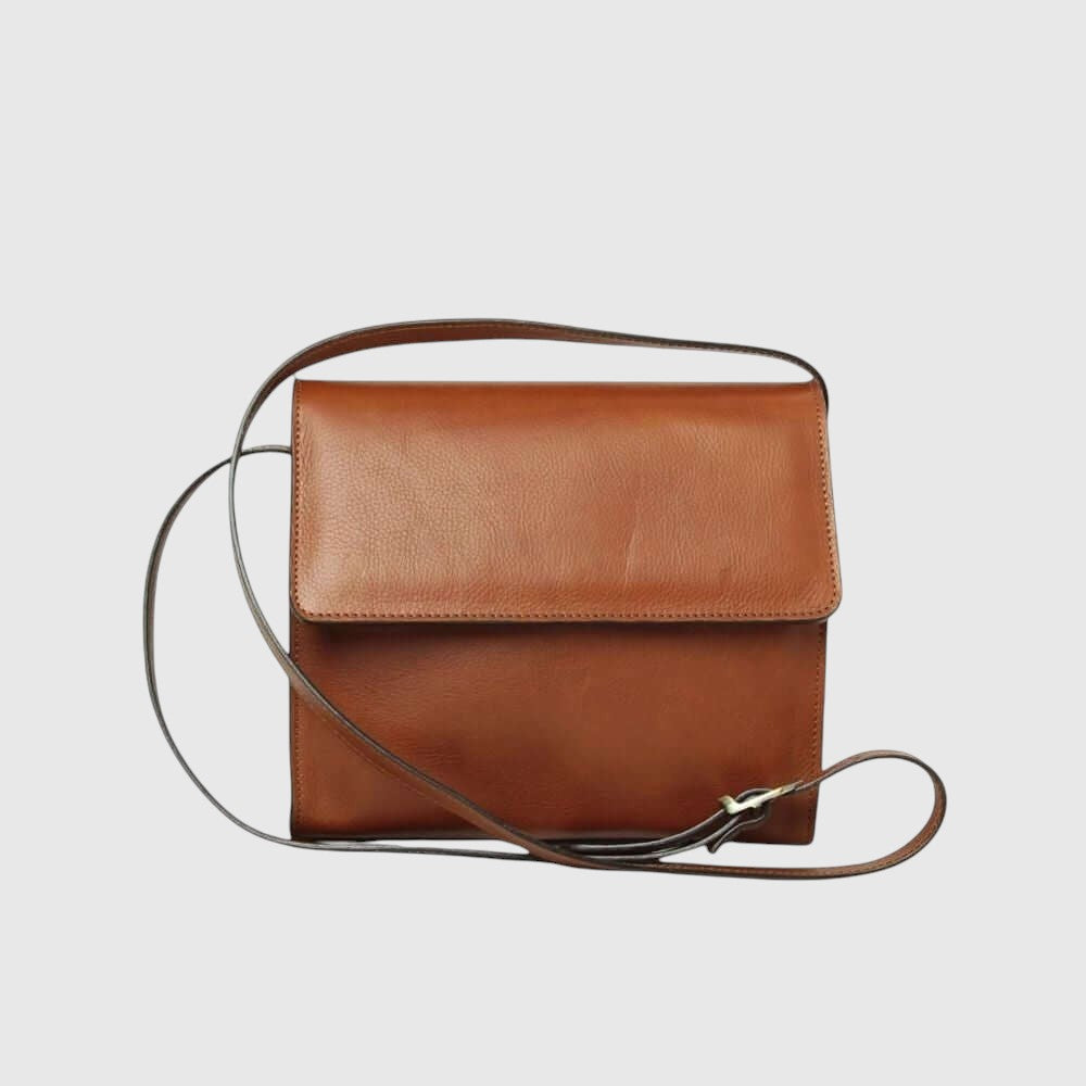 Borsa a tracolla in pelle teak, patta frontale e tracolla regolabile.