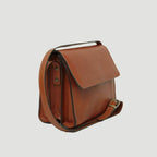 Borsa a tracolla in pelle teak, patta e chiusura metallica, vista laterale.