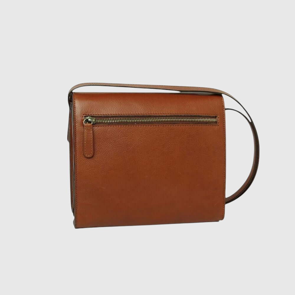 Borsa a tracolla in pelle teak, tasca con zip frontale sotto la patta.