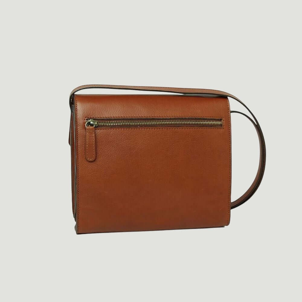 Borsa a tracolla in pelle teak, tasca con zip frontale sotto la patta.