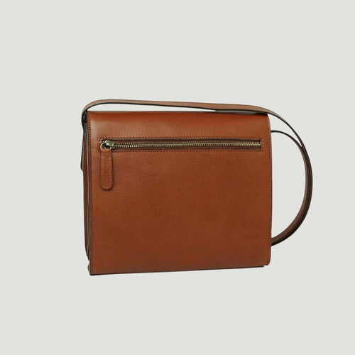 Borsa a tracolla in pelle teak, tasca con zip frontale sotto la patta.