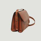 Borsa a tracolla in pelle teak, retro con fibbia e dettagli a bottoni.