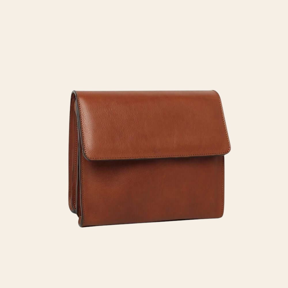 Borsa a tracolla in pelle color teak con pattina frontale e dettagli fibbie laterali.