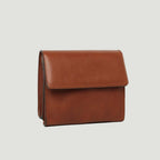 Borsa a tracolla in pelle teak, patta posteriore liscia e cuciture laterali.