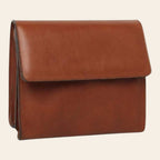 Borsa a tracolla in pelle color teak con pattina frontale e dettagli fibbie laterali.