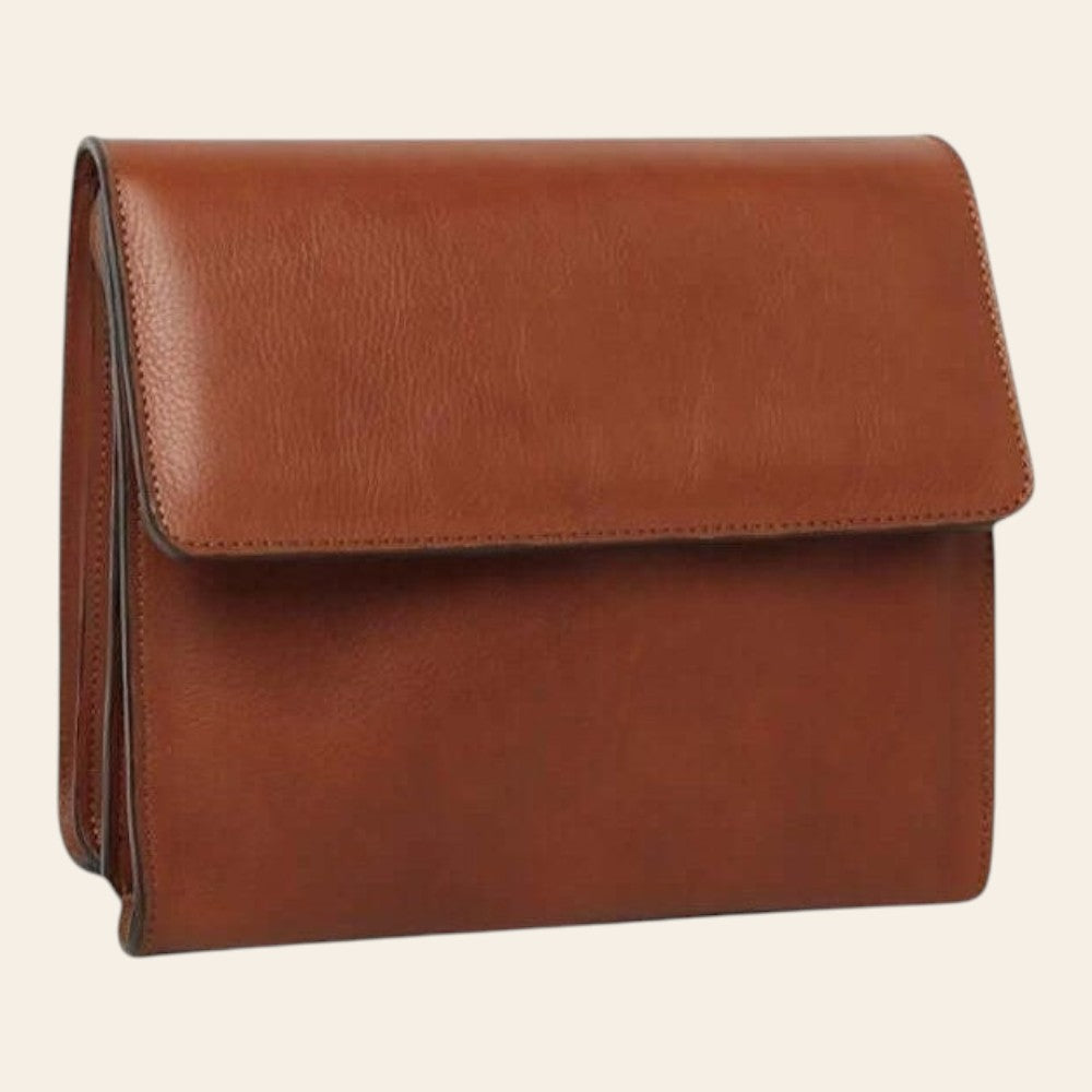 Borsa a tracolla in pelle color teak con pattina frontale e dettagli fibbie laterali.