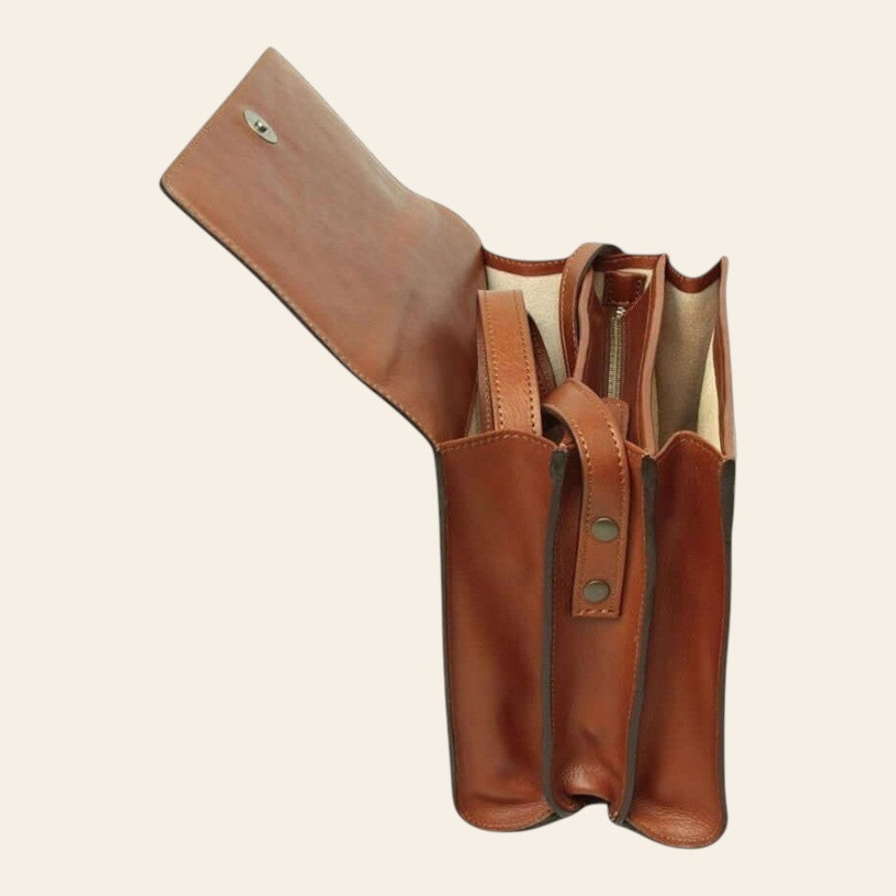 Borsa a tracolla in pelle teak aperta, con scomparti interni e tracolla.