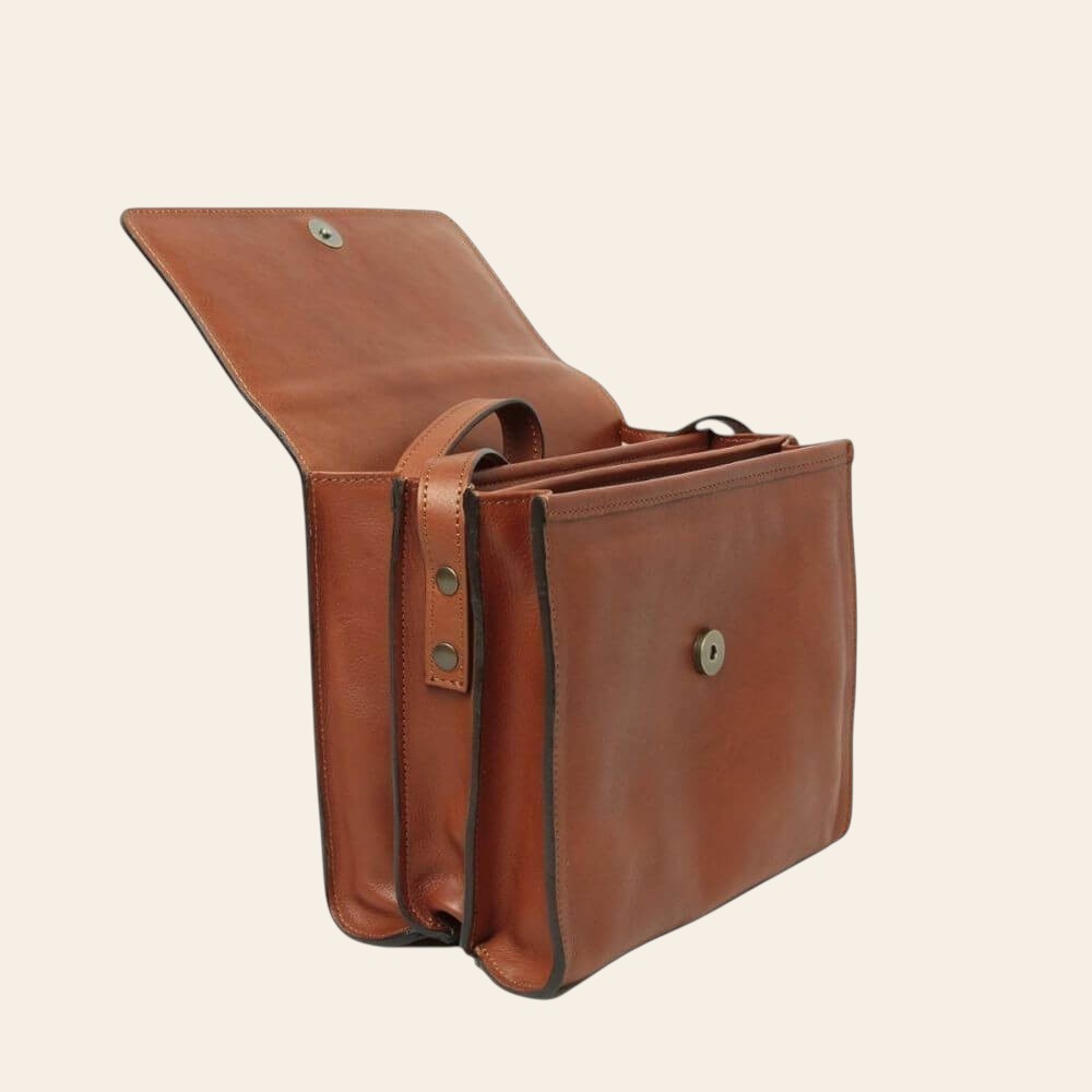 Borsa in pelle teak con patta aperta e occhielli metallici, tracolla laterale.