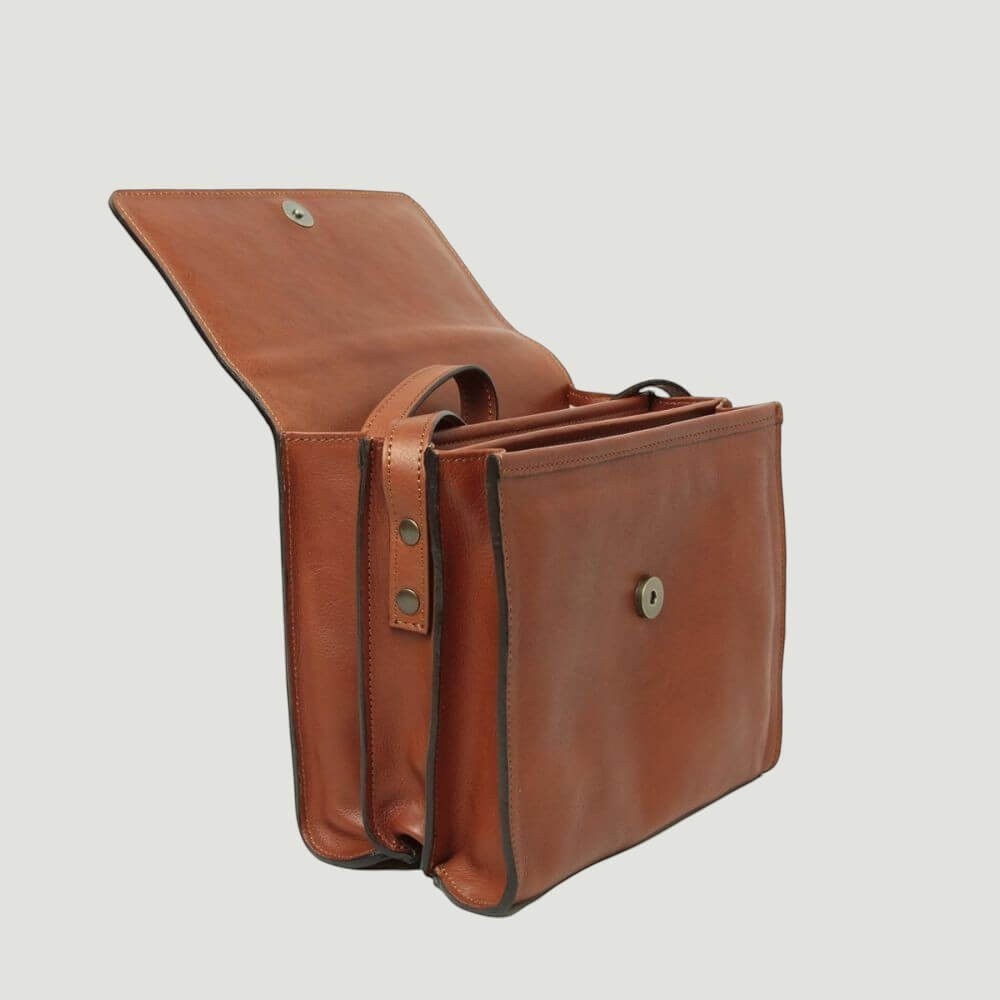 Borsa a tracolla in pelle teak, doppio scomparto aperto e bottone in metallo.