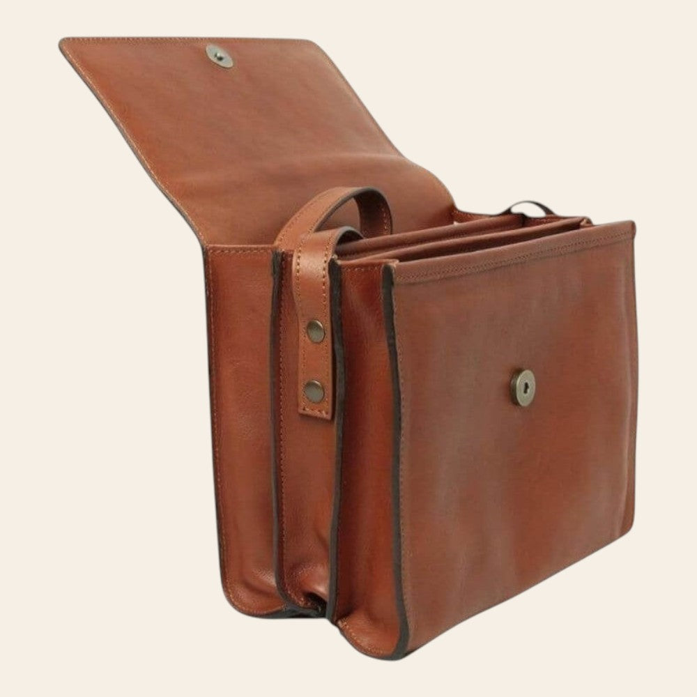 Borsa in pelle teak con patta aperta e occhielli metallici, tracolla laterale.