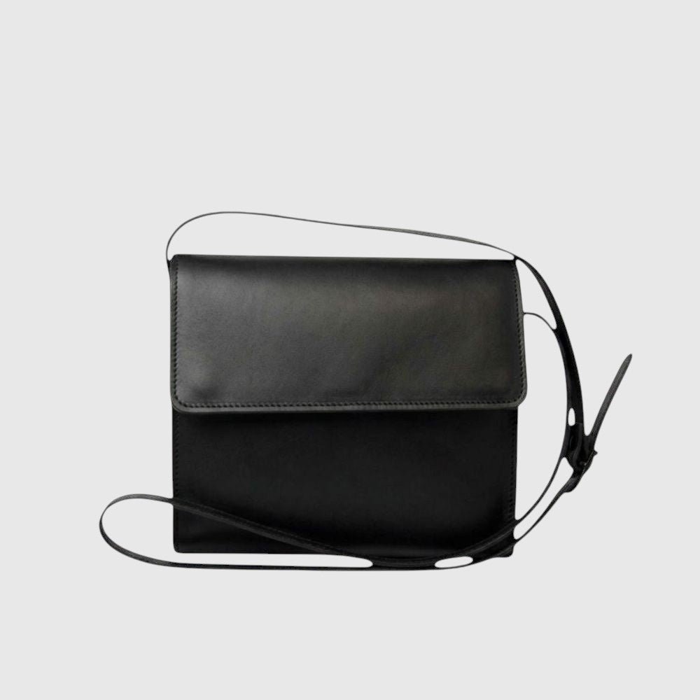 Borsa a tracolla Old Angler in vitello fiore pieno nera, patta frontale e cinturino
