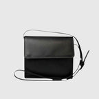 Borsa a tracolla Old Angler in vitello fiore pieno nera, patta frontale e cinturino
