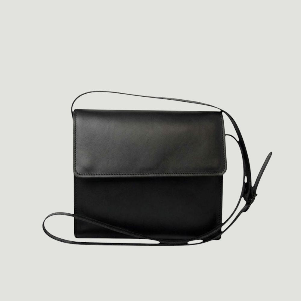 Borsa a tracolla Old Angler in vitello fiore pieno nera, patta frontale e cinturino