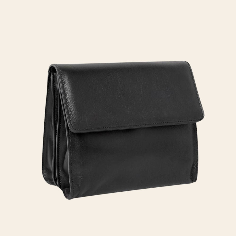 Borsa a tracolla Old Angler nera in vitello pieno fiore, vista laterale con pattina