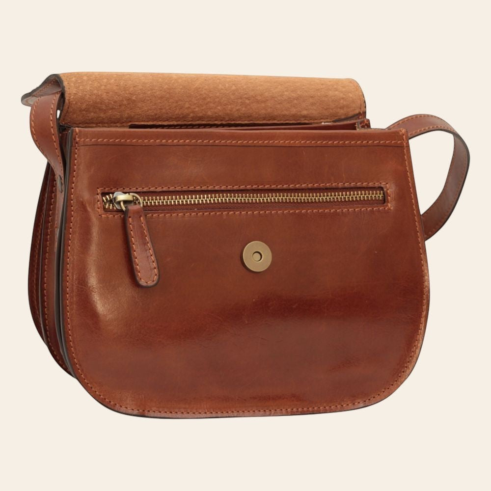 Borsa a tracolla marrone con patta, zip centrale e bottone tondo frontale