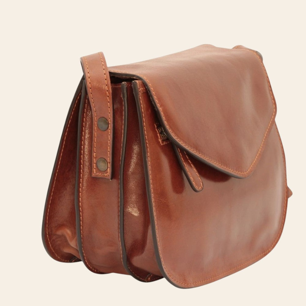 Borsa a tracolla marrone con patta anteriore e doppi passanti regolabili