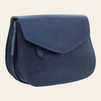 Borsa a tracolla in vitello blu con chiusura a pattina e profilo laterale