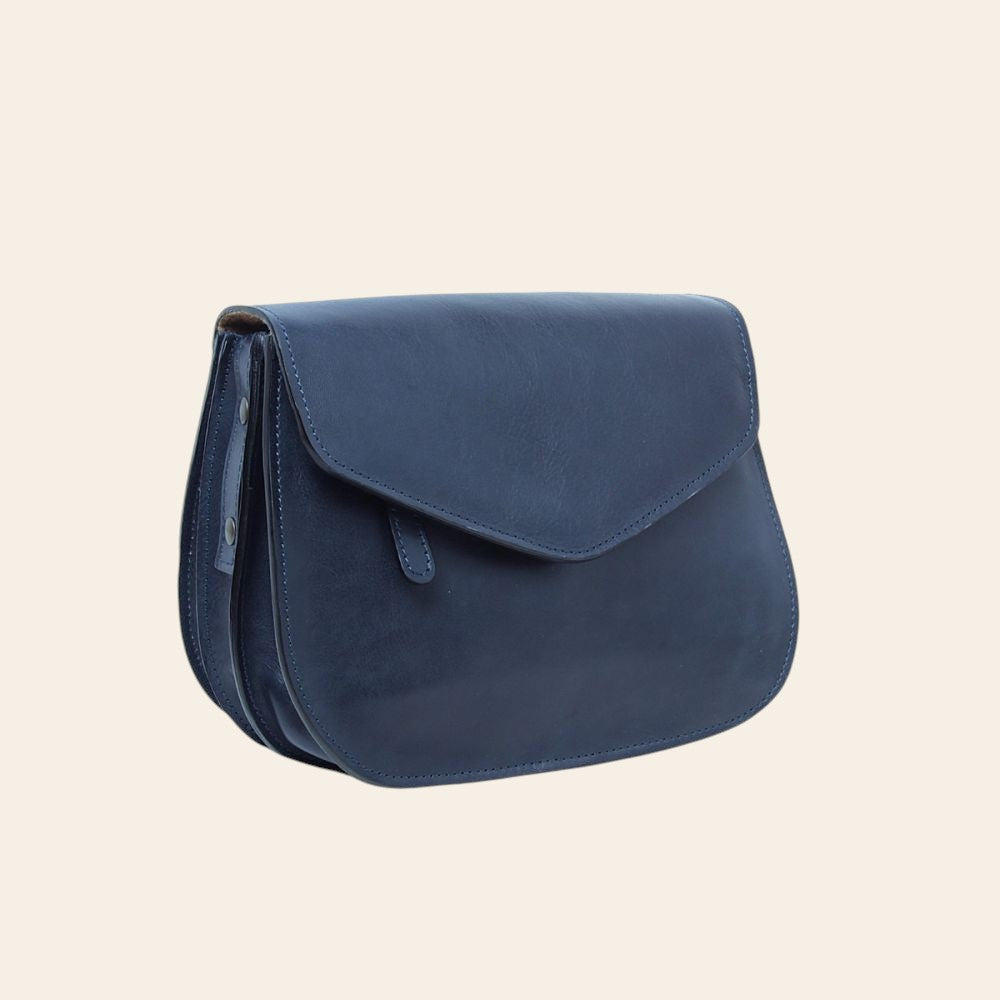 Borsa a tracolla blu in vitello pieno fiore con patta e passante laterale