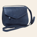 Borsa a tracolla in vitello blu con pattina frontale e tracolla regolabile