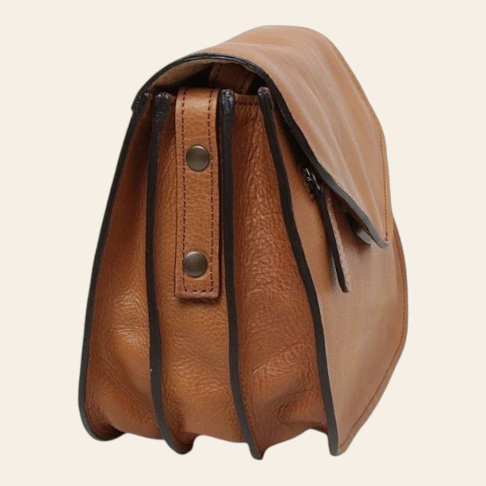 Borsa a tracolla marrone coloniale in vitello pieno fiore con patta e passanti per tracolla