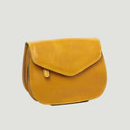 Borsa a tracolla piccola in pelle ocra con patta e tirante in pelle