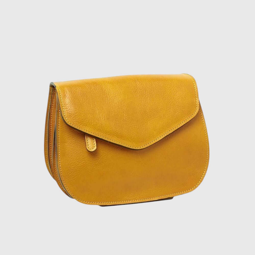 Borsa a tracolla piccola in pelle ocra con patta e tirante in pelle