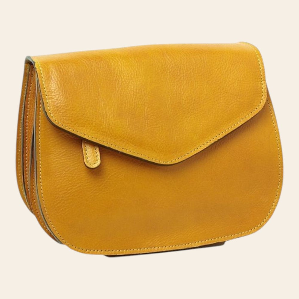 Borsa a tracolla ocra con patta e fibbia decorativa, profilo arrotondato
