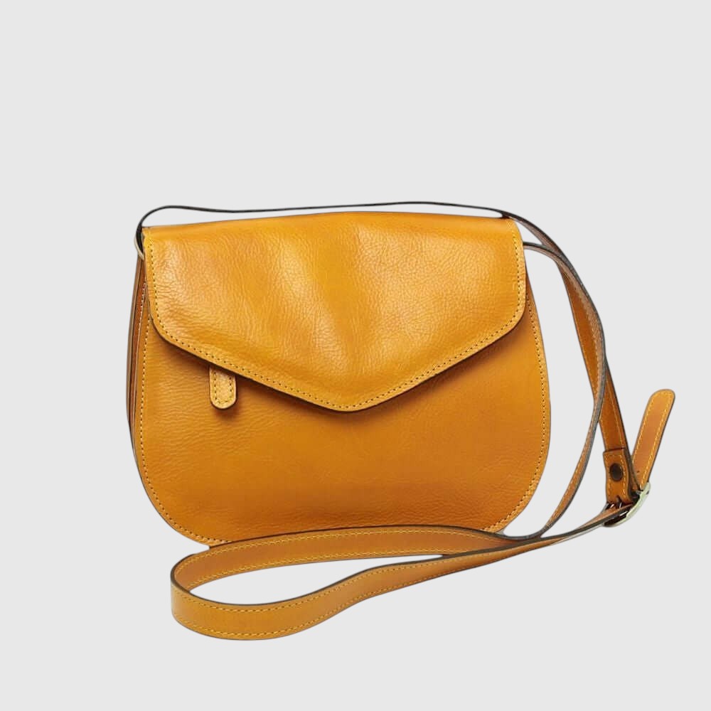Borsa a tracolla piccola in pelle ocra con patta e tracolla laterale