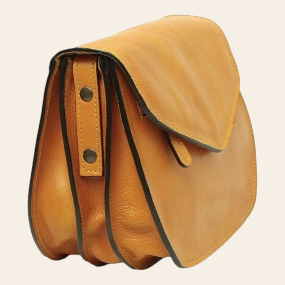 Borsa a tracolla in vitello pieno fiore ocra, con patta e tracolla