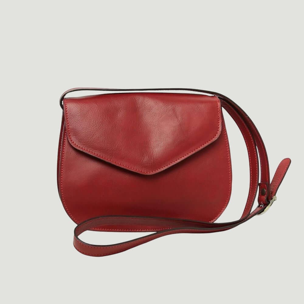 Borsa tracolla piccola in pelle rossa con patta e tracolla lunga