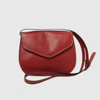 Borsa tracolla piccola in pelle rossa con patta e tracolla lunga