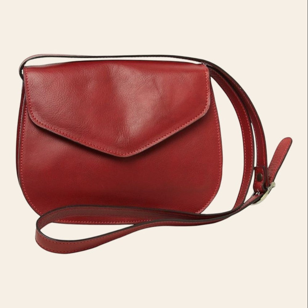 Borsa a tracolla rossa in pelle con patta e tracolla regolabile