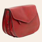 Borsa a tracolla rossa in pelle con patta e passanti laterali
