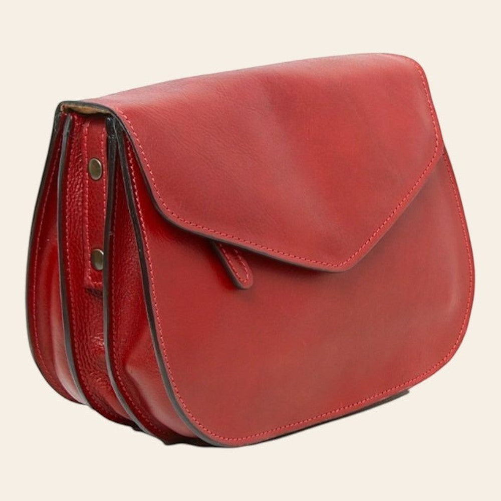 Borsa a tracolla rossa in pelle con patta e passanti laterali